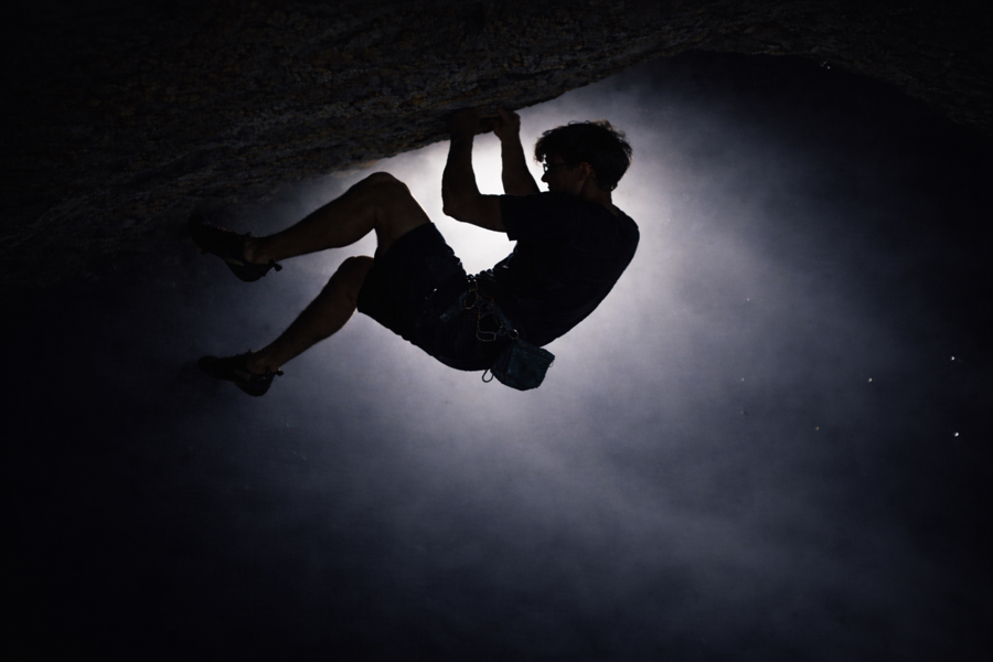 Alek Jałtuszyk bouldering on an overhanging rock wall.